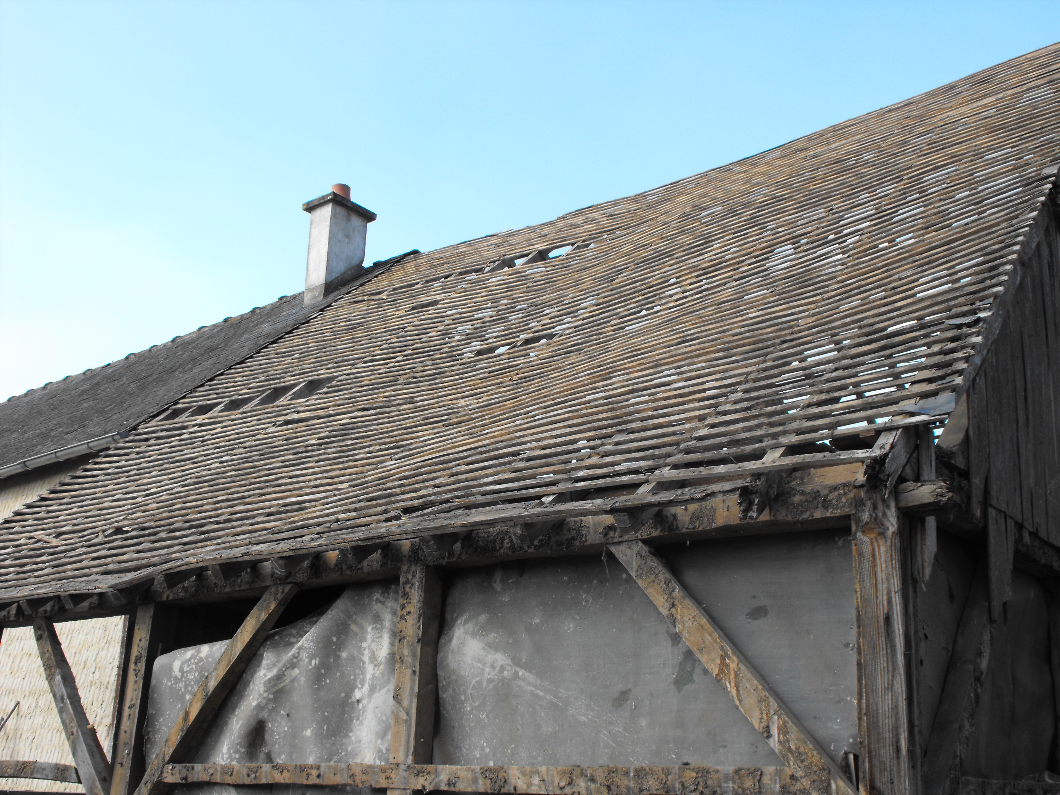 Restauration d'une grange avec couverture en bardeaux fendus