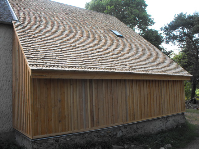 Restauration d'une grange avec couverture en bardeaux fendus