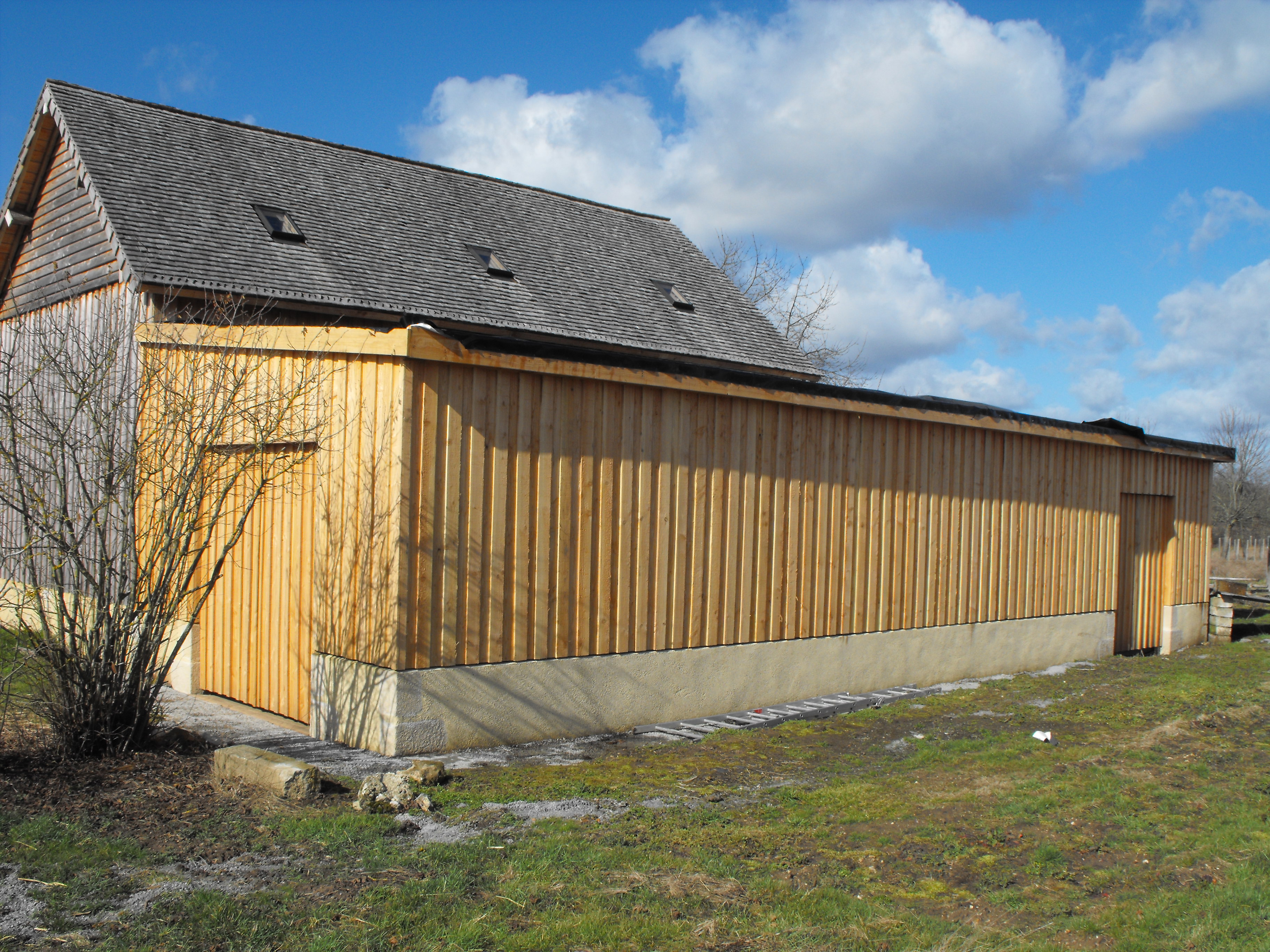 Agrandissement d'une grange avec couverture en bardeaux fendus