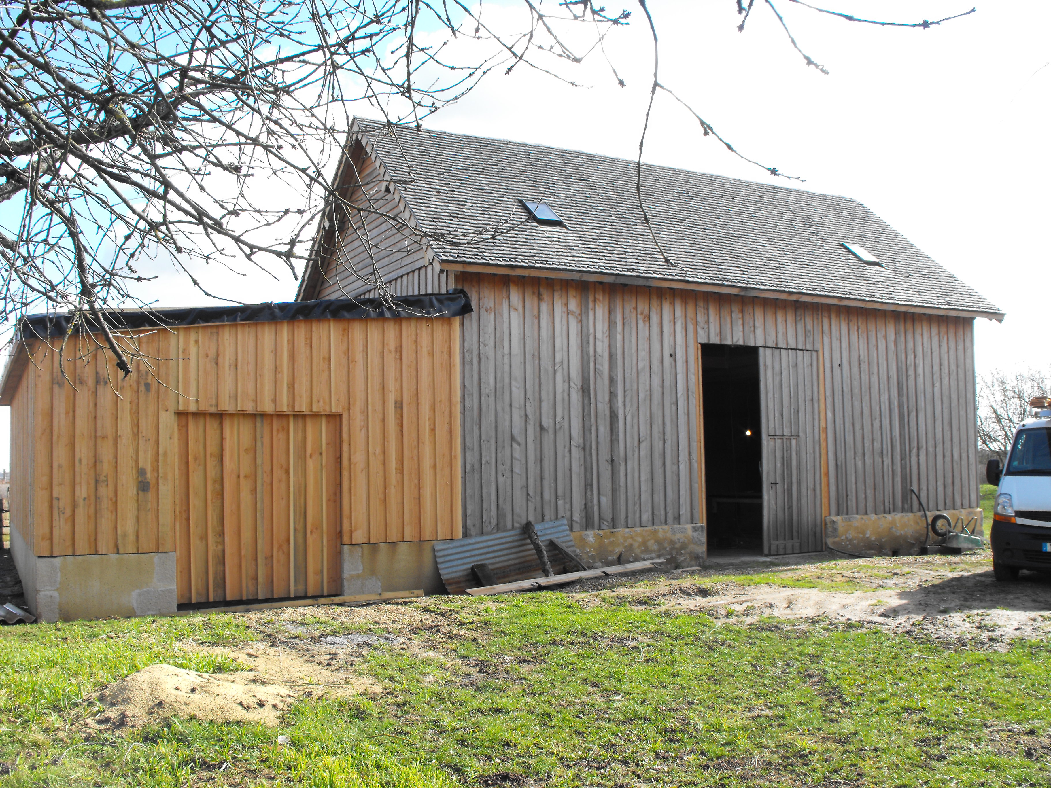 Agrandissement d'une grange avec couverture en bardeaux fendus