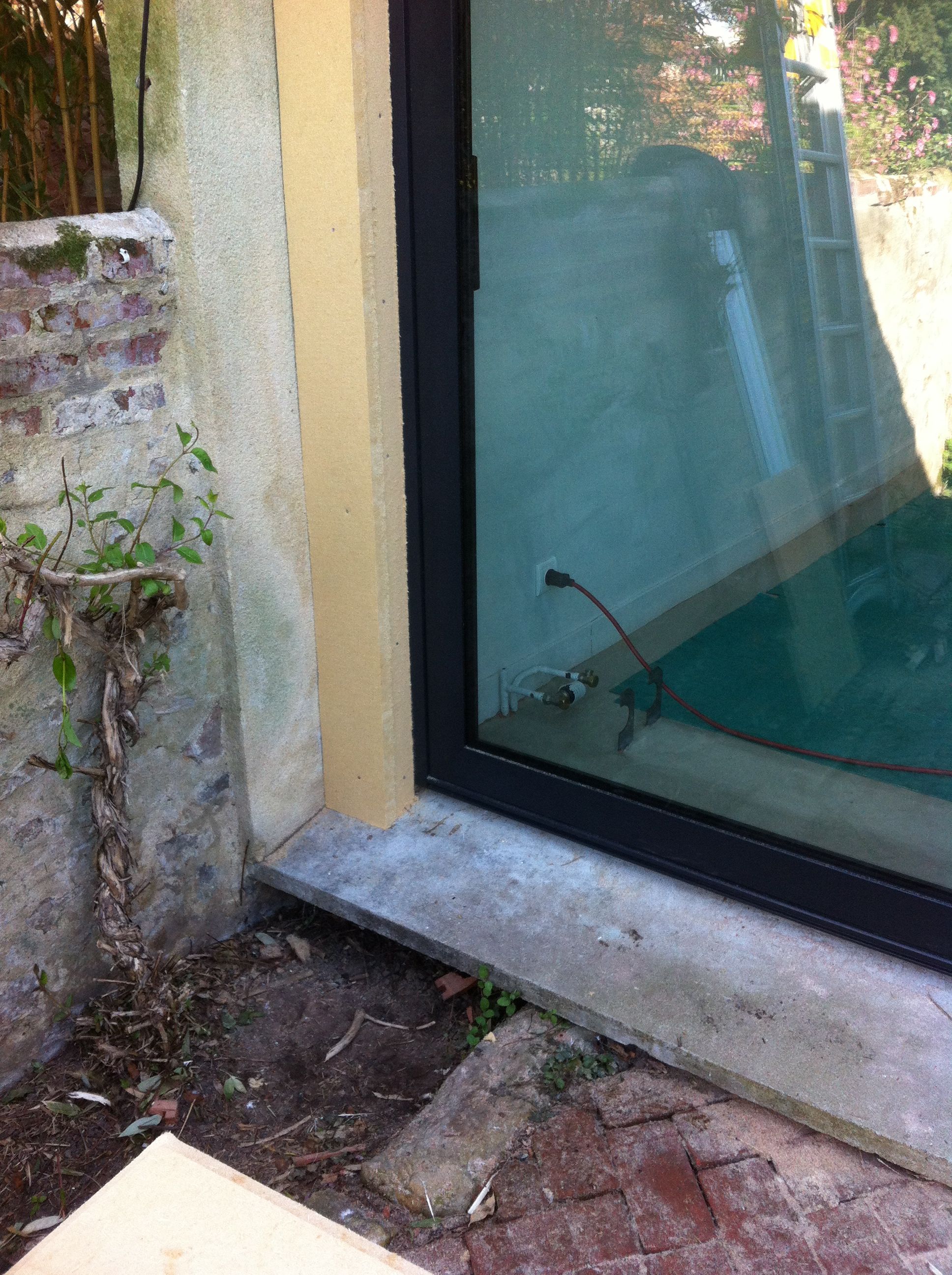 Isolation des contours d'une baie en rénovation 