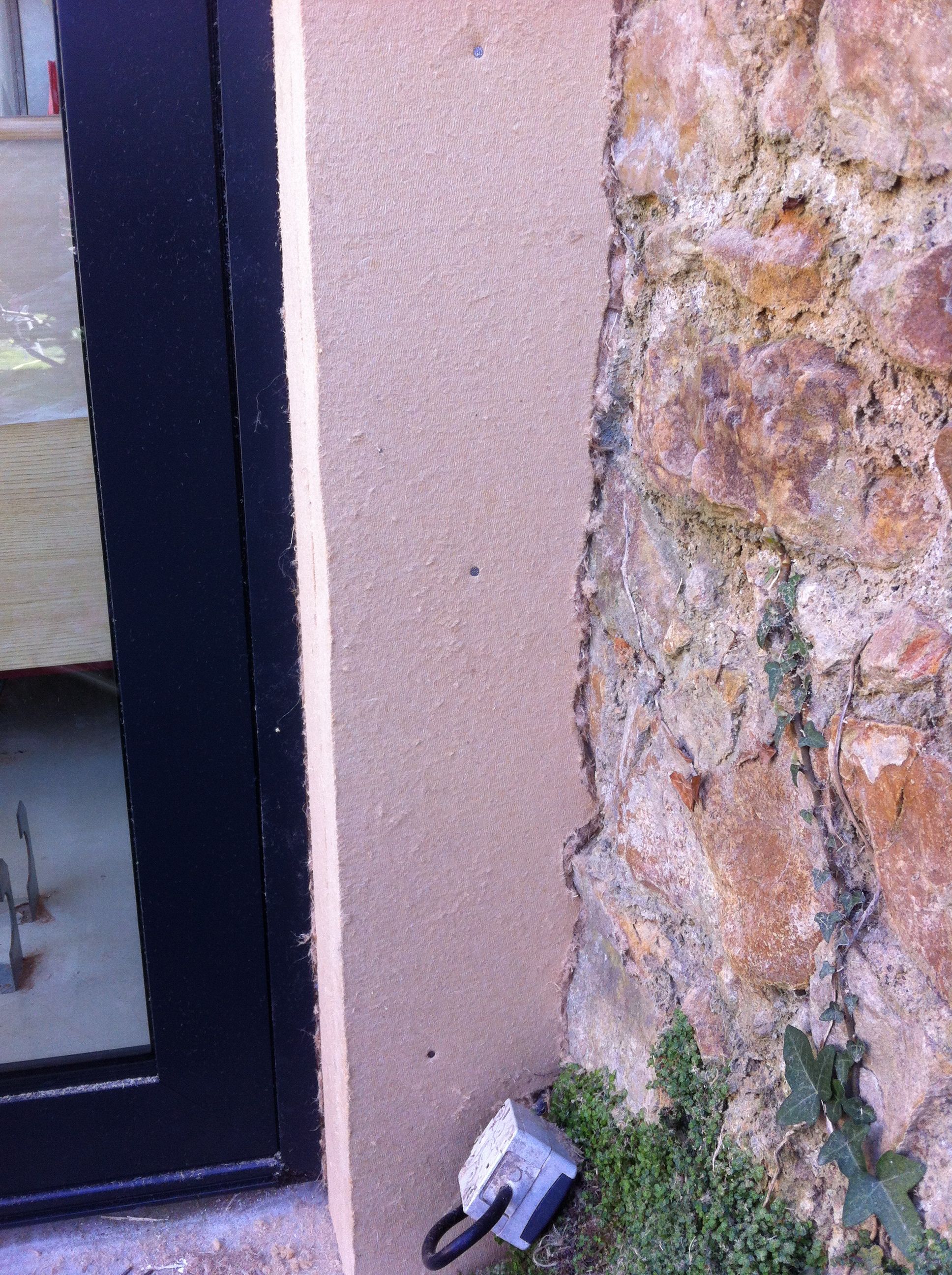 Isolation des contours d'une baie en rénovation 