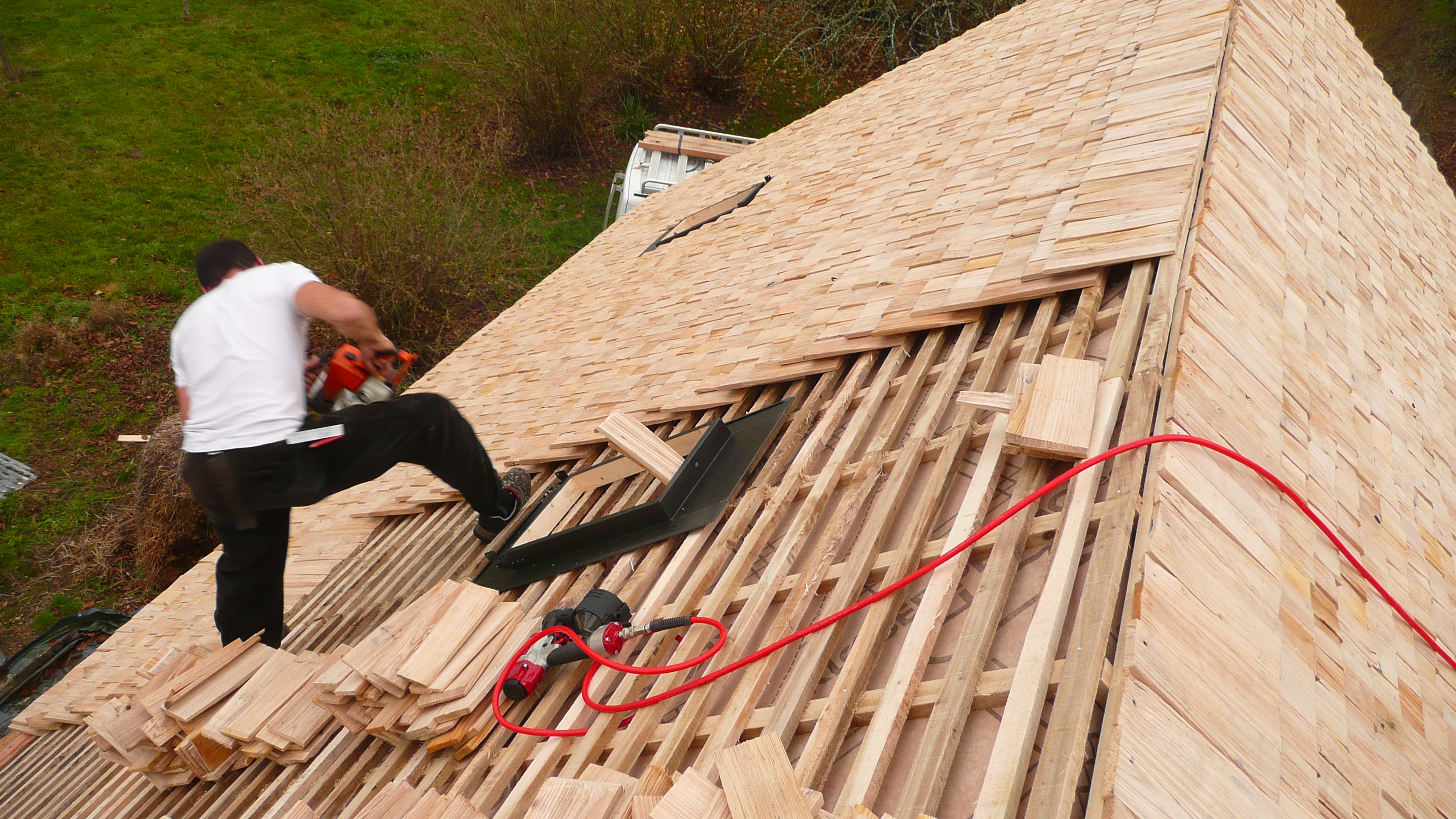Agrandissement d'une grange avec couverture en bardeaux fendus